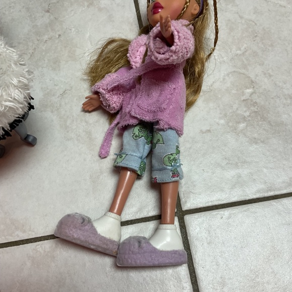 Bratz Funky Fashion Furniture Vanity with Slumber Party Yasmin and Accessories - Picture 8 of 9